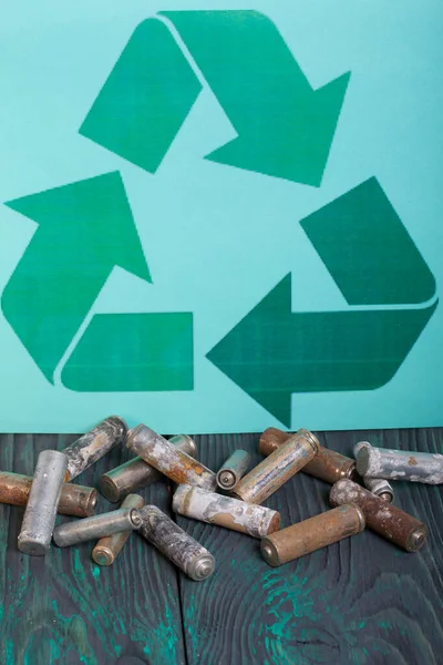 Baterias Usadas Revestidas Com Corrosão Deite Perto Sinal Reciclagem Proteção — Fotografia de Stock