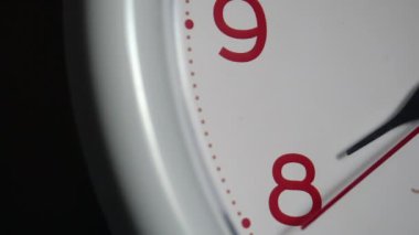 Sekiz ve dokuz numaralar arasındaki saatin bir parçası. İkinci el çalışıyor. Yakın çekim..