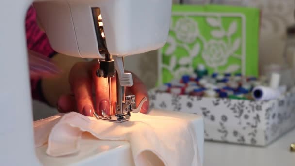 女人用布料缝制手套.在缝纫机上针架和脚在特写镜头下被取出。在家工作.. — 图库视频影像