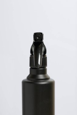 Siyah plastik sprey tabanca. Beyaz bir arkaplanda.