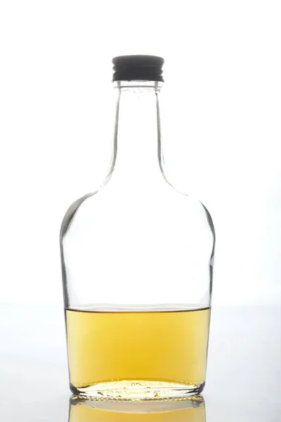 Μπουκαλάκι Γυάλινο Διάφανο Δυνατό Αλκοόλ Λευκό Φόντο — Φωτογραφία Αρχείου