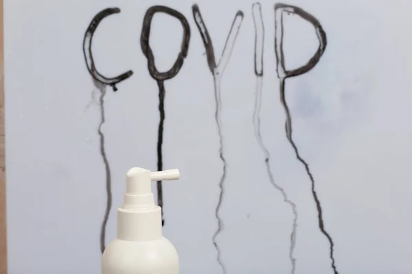 Pistola Plástico Branco Com Desinfectante Cowid Inscrição Fluiu Trás Spray — Fotografia de Stock