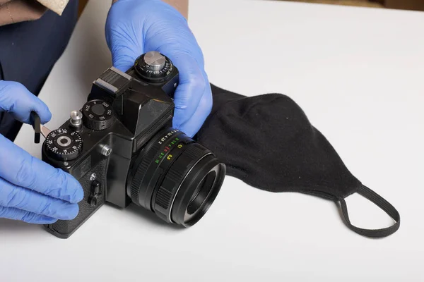 Ein Mann Gummihandschuhen Hält Eine Kamera Der Hand Und Nimmt — Stockfoto