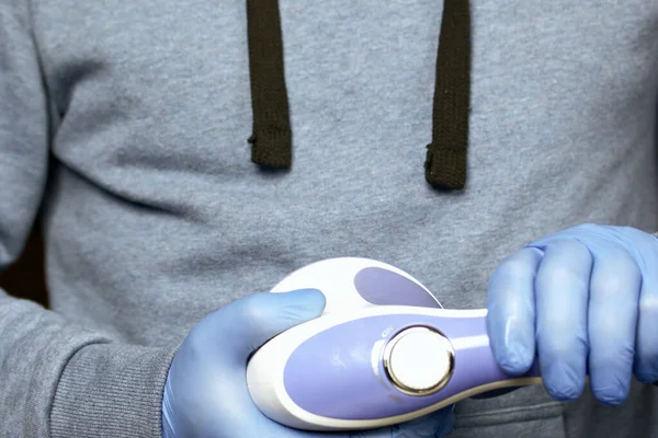 Hombre Tiene Masajeador Eléctrico Sus Manos Enciende Examina Sus Manos — Foto de Stock