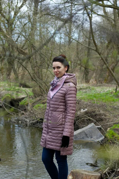 Porträt Eines Lächelnden Mädchens Einem Quellpark Fluss Bekleidet Mit Einer — Stockfoto