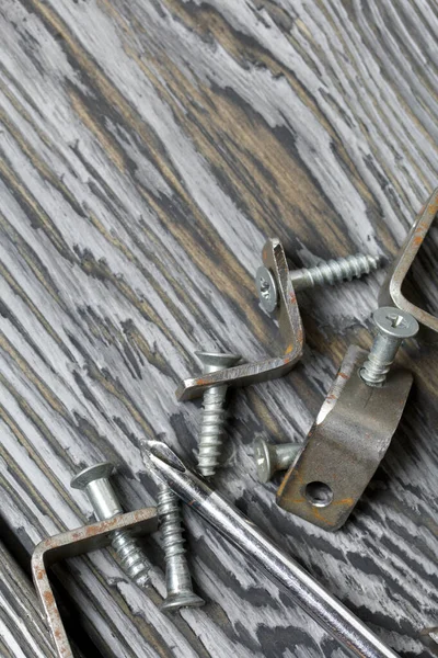 Metalen Hoeken Met Gaten Voor Schroeven Vlakbij Een Schroevendraaier Schroeven — Stockfoto