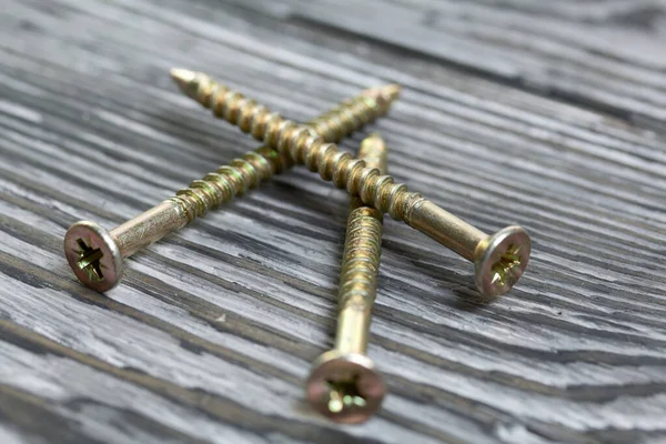 Meerdere Gele Metalen Schroeven Liggen Grenen Borstelplanken Zwart Geschilderd Wereldarbeidsdag — Stockfoto