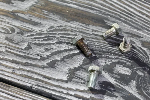 Een Handvol Oude Metalen Bouten Liggen Grenen Borstelplanken Zwart Geschilderd — Stockfoto