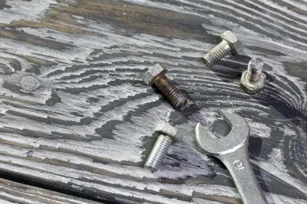 Een Handvol Oude Metalen Bouten Een Moersleutel Liggen Grenen Borstelplanken — Stockfoto