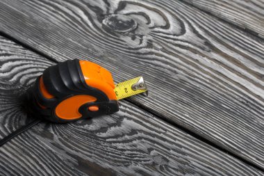 Siyah ve turuncu elementlerle ölçüm yapıyorum. Siyah çam ağacından yapılmış tahtalarda yatıyor. İşçi Bayramı 'nın sembolü.