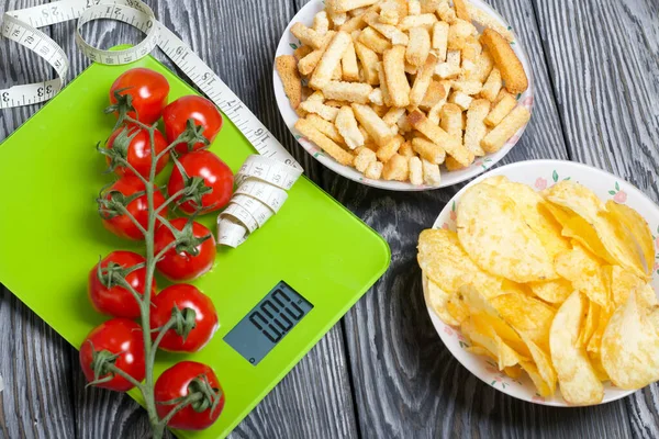 Hay Racimos Tomates Las Escamas Cerca Cinta Métrica Las Tablas — Foto de Stock