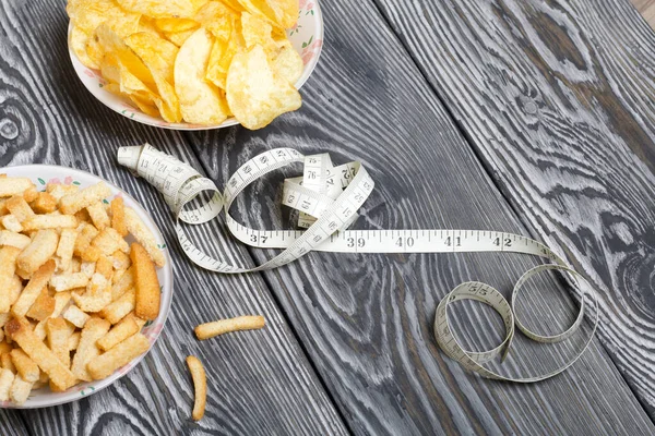 Becher Mit Crackern Chips Und Maßband Auf Gebürsteten Kiefernbrettern Symbol — Stockfoto