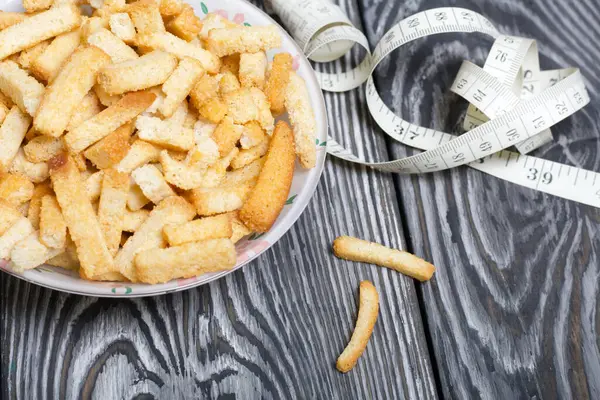 Ein Becher Mit Crackern Und Maßband Auf Gebürsteten Kiefernbrettern Symbol — Stockfoto