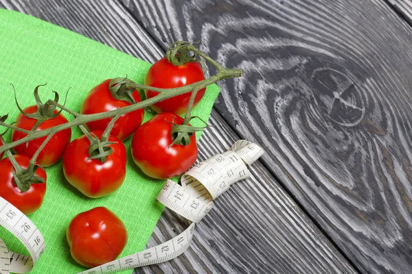 Hay Racimos Tomates Las Escamas Cerca Cinta Métrica Sobre Tablas — Foto de Stock