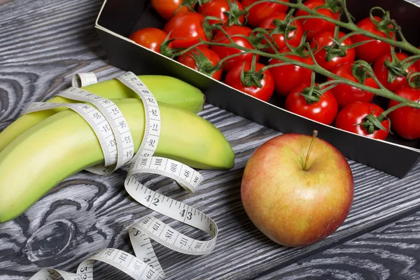 Plátanos Envueltos Cinta Métrica Racimo Manzana Tomates Sobre Tablas Pino — Foto de Stock