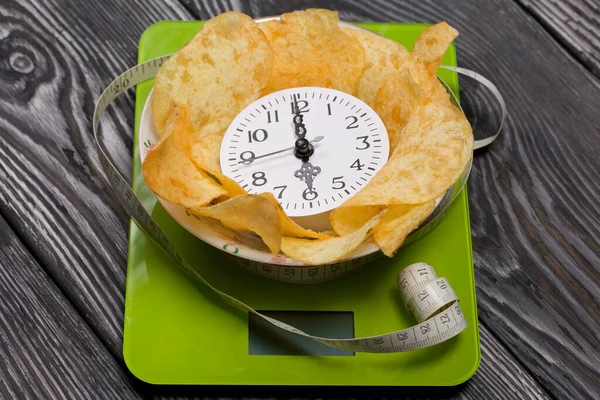 Ένα Ρολόι Που Δείχνει Έξι Απόγευμα Ξαπλώστε Ένα Φλιτζάνι Πατάτες — Φωτογραφία Αρχείου