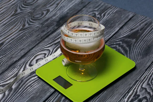 Ein Glas Bier Steht Auf Einer Küchenwaage Umwickelt Mit Maßband — Stockfoto