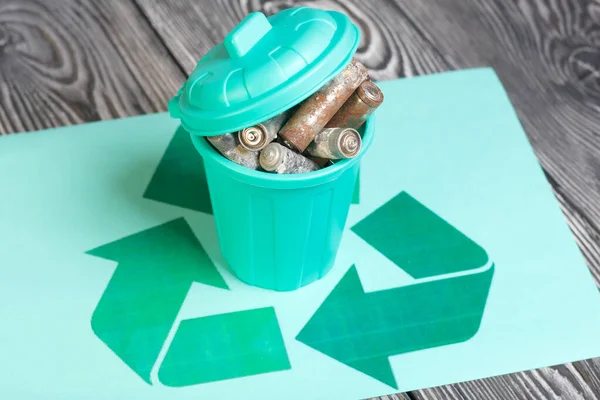 Lixeira Com Tampa Cheia Pilhas Lixo Baterias Estão Cobertas Corrosão — Fotografia de Stock
