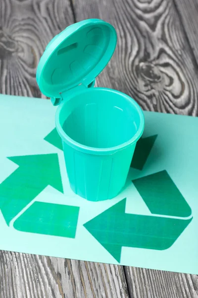 Mülleimer Mit Deckel Steht Auf Dem Abfallrecycling Symbol Symbol Für — Stockfoto