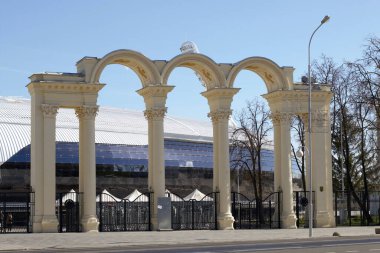 MINSK, BELARUS - 27 Nisan 2020: yeniden inşa edilmiş Dinamo stadyumunun yakınındaki kollar ve kemerler. İllüstrasyon Editörü.