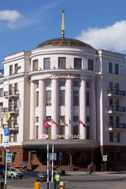 MINSK, BELARUS - 27 Nisan 2020: 5 yıldızlı Crowne Plaza Oteli ve Prenses Kumarhanesi. İllüstrasyon Editörü.