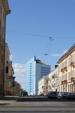 MINSK, BELARUS - 27 Nisan 2020: cadde üzerinde mavi bir bina. Belarus İçişleri Bakanlığı Adli Merkezi.