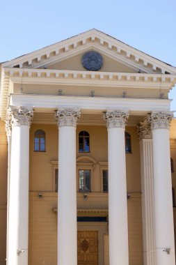 MINSK, BELARUS - 27 Nisan 2020: Belarus Cumhuriyeti Devlet Güvenlik Komitesi. Binanın girişindeki yüksek sütunlar..