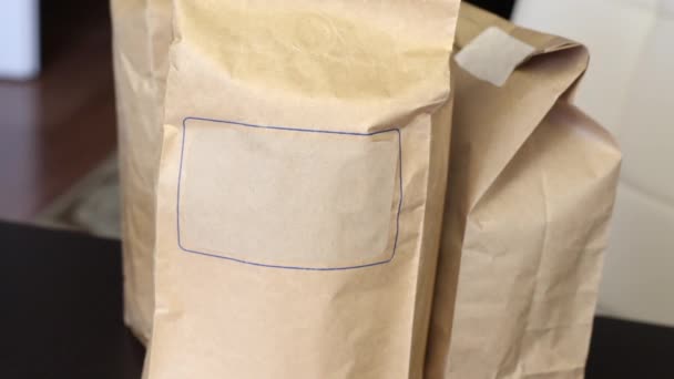 Un homme en gants de caoutchouc paie en dollars au coursier et lui remet le formulaire de livraison dûment rempli. Puis ramasse la nourriture dans des sacs en papier. Livraison de nourriture pendant une épidémie . — Video