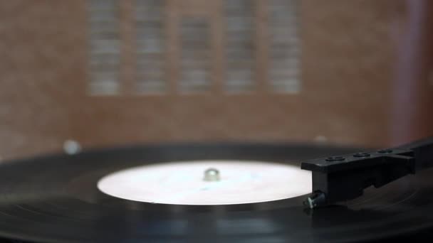 Vinylová deska se otáčí na elektrickém gramofonu. Na trati je vidět jehla hlavy pickupu. — Stock video