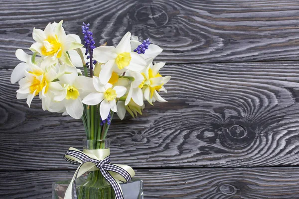 Bouquet Fiori Primaverili Bottiglia Narcisi Ordinari Spugnosi Fiocco Nastro Legato — Foto Stock