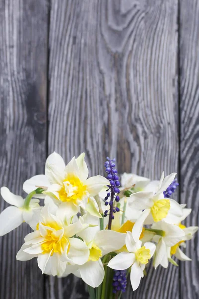Bouquet Narcisi Ordinari Spugnosi Sullo Sfondo Tavole Spazzolate Dipinte Nero — Foto Stock