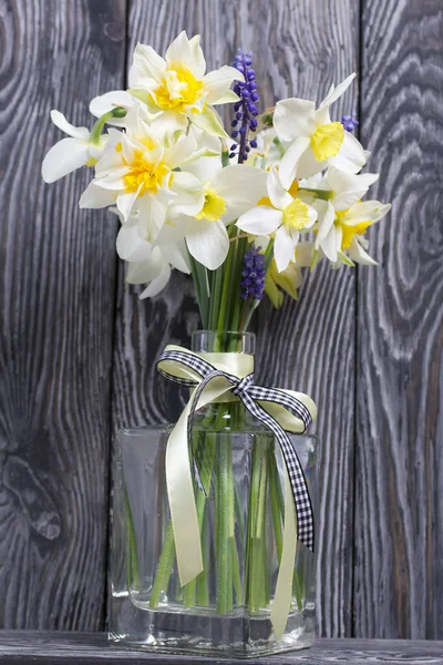 Bouquet Fiori Primaverili Bottiglia Narcisi Ordinari Spugnosi Fiocco Nastro Legato — Foto Stock