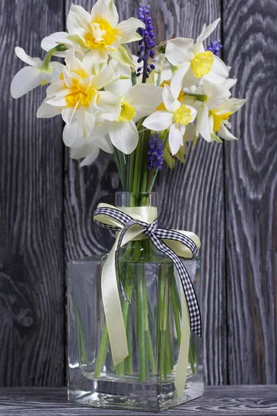 Şişede Bir Buket Bahar Çiçeği Sıradan Terry Nergisleri Bir Kurdele — Stok fotoğraf