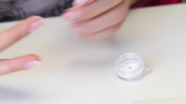 Kız manikür yapıyor. Jöle cilasıyla kaplı tırnaklarda dehşet verici. Kendini izole etme manikürü. Yakın çekim.