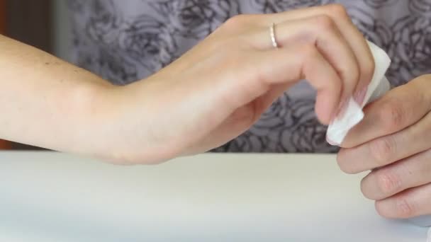 La ragazza fa una manicure. Pulisce le unghie ricoperte di vernice gel con un liquido speciale. Manicure autoisolante. Primo piano. . — Video Stock