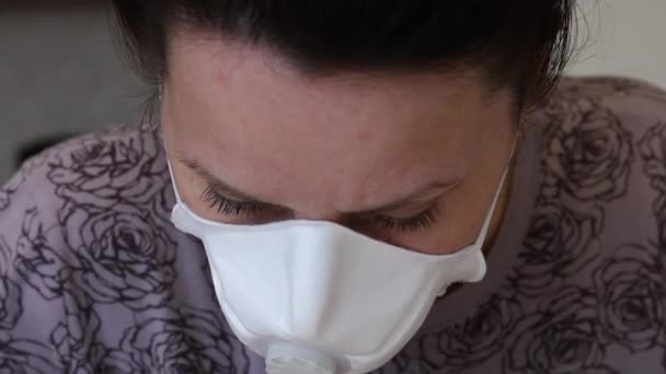 A menina em uma máscara protetora faz a manicura. Aplicar gel polonês nas unhas. Autocuidado no autoisolamento. Imagem de close-up . — Vídeo de Stock