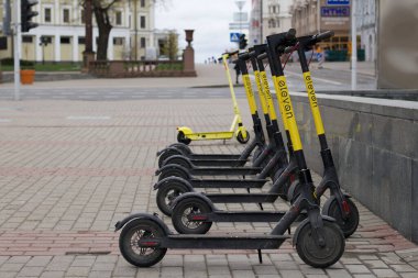 MINSK, BELARUS 2 Mayıs 2020: motosiklet scooter 'ları şehir sokaklarında bırakılır. Sıraya girin..