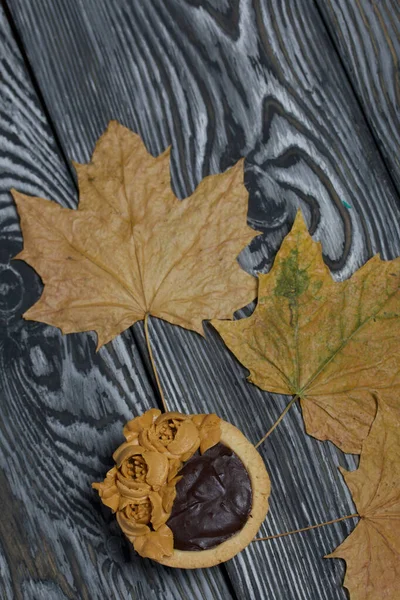 Тарталетки Шоколадным Ганахом Осенью Кленовые Листья Украшен Цветами Сливочного Масла — стоковое фото