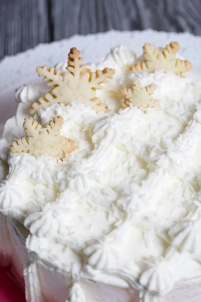 Pastel Decorado Con Crema Encima Decoración Forma Copos Nieve Situado — Foto de Stock