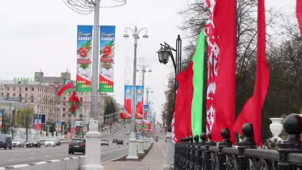 MINSK, BELARUS 2. Mai 2020: Stadtkulisse zum Tag des Sieges am 9. Mai. Handtücher mit Datteln und Fahnen. 75 Jahre Sieg im großen Vaterländischen Krieg. — Stockvideo