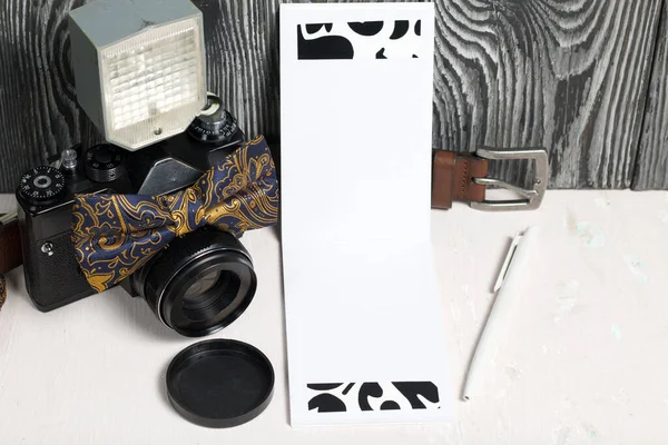 Accessoires Photographe Caméra Flash Proximité Trouve Nœud Papillon Une Ceinture — Photo
