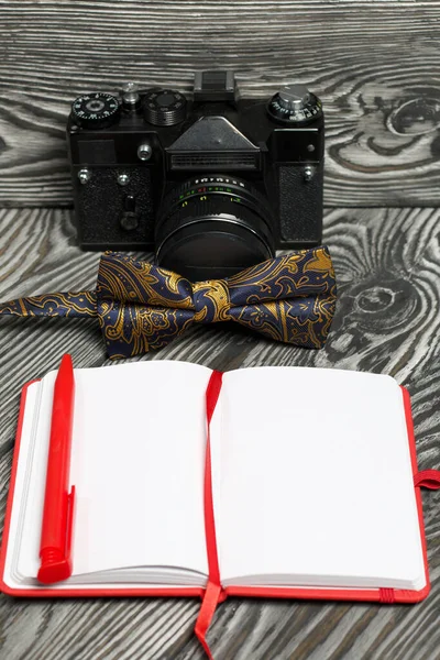Аксесуари Фотографів Камера Краватка Блокнот Ручка Шліфованих Соснових Дошках — стокове фото