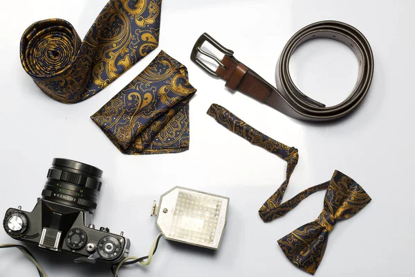 Caméra Rétro Avec Flash Accessoires Photographe Ceinture Noeud Papillon Cravate — Photo