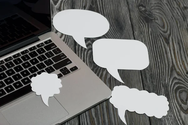 Speech Bubbles Background Brushed Pine Boards Edge Bloggers Laptop Visible — Stock Photo, Image