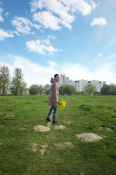 Fille Avec Bouquet Viol Jaune Dans Prairie Printemps Sur Ciel — Photo