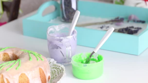 Γλυκό κεκάκι διακοσμημένο με πράσινα στοιχεία. Κοντά στην παγοποίηση των διαφόρων χρωμάτων. — Αρχείο Βίντεο