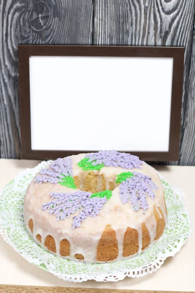 ラベンダーカップケーキ 砂糖をコーティングした ラベンダー釉薬の花で飾られています 近くには空の写真フレーム — ストック写真
