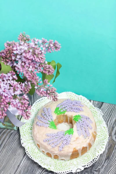 Pastel Lavanda Azúcar Decorado Con Flores Esmalte Lavanda Cerca Jarrón — Foto de Stock