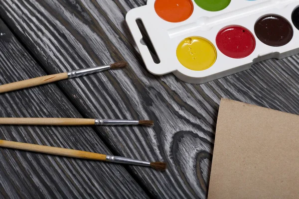 Aquarel Voor Schilderen Penselen Een Vel Papier Liggen Dennenplanken Geschilderd — Stockfoto