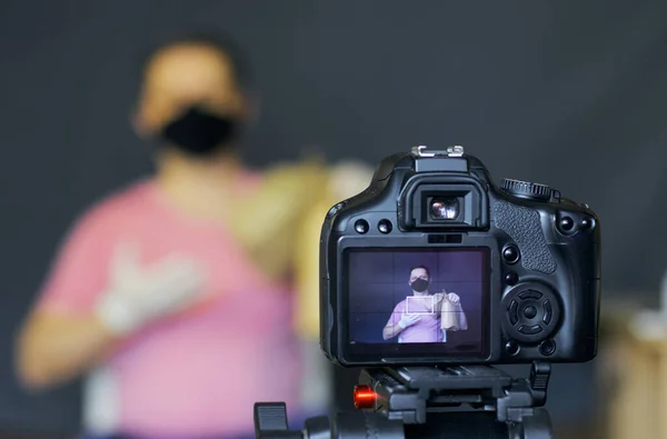 Koruyucu Maskeli Bir Blogcu Kamerada Kendi Fotoğrafını Çeker Bir Ürünün — Stok fotoğraf